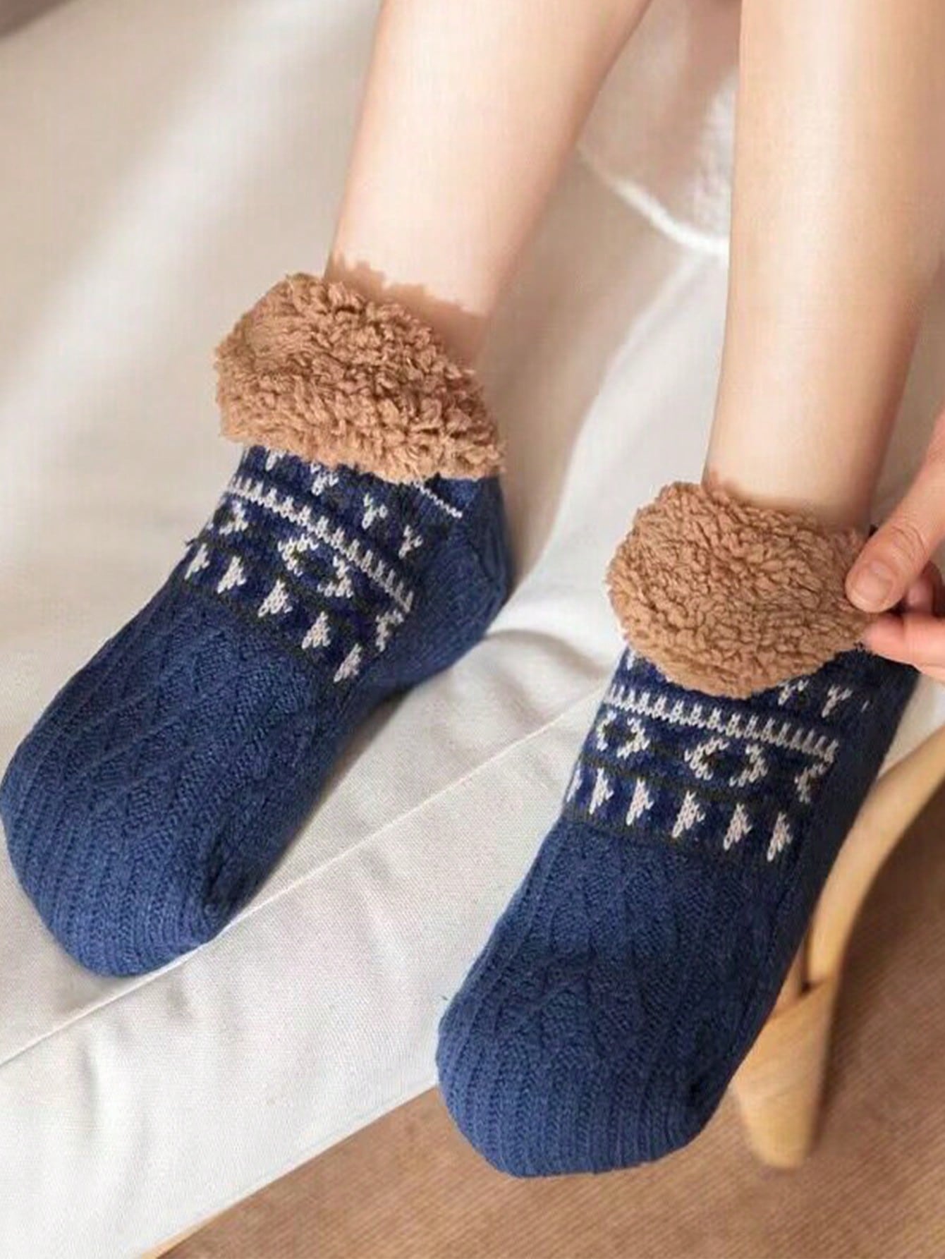1 pair of men's and women's floor socks home warm snow socks sleep carpet socks sandals socks men's non-slip Navy Blue